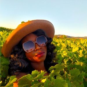 Meet your Posher, Joelle